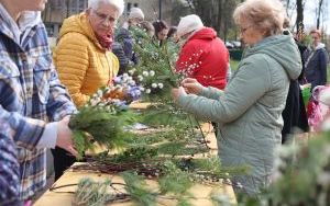 Relacja fotograficzna z tworzenia palm wielkanocnych w plenerze - warsztaty na amfiteatrze filii 