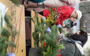 Relacja fotograficzna z tworzenia palm wielkanocnych w plenerze - warsztaty na amfiteatrze filii 