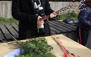 Relacja fotograficzna z tworzenia palm wielkanocnych w plenerze - warsztaty na amfiteatrze filii "Dąb" (6)