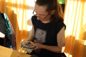 Relacja fotograficzna z warsztat&oacute;w haftu wstążkowego (3)