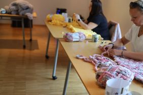Relacja fotograficzna z warsztat&oacute;w wyplatania na paluszkach (1)