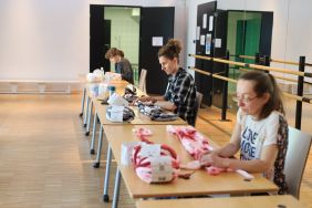 Relacja fotograficzna z warsztat&oacute;w wyplatania na paluszkach (1)