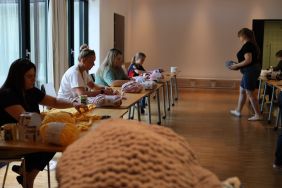 Relacja fotograficzna z warsztat&oacute;w wyplatania na paluszkach (3)