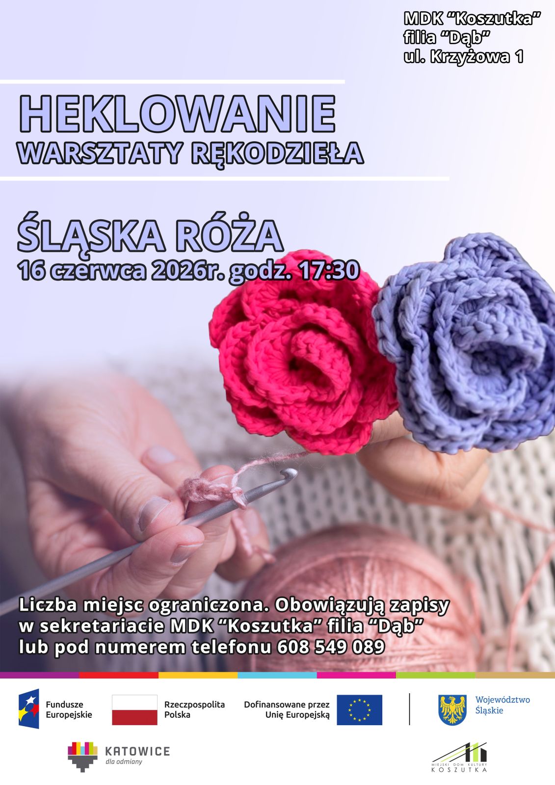 Plakat z grafiką utrzymaną w kolorze fioletowym, w tle kobiece dłonie z szydełkiem, na froncie szydełkowe róże w mocnych kolorach. Plakat z grafiką utrzymaną w kolorze fioletowym, w tle kobiece dłonie z szydełkiem, na froncie szydełkowe róże w mocnych kolorach.