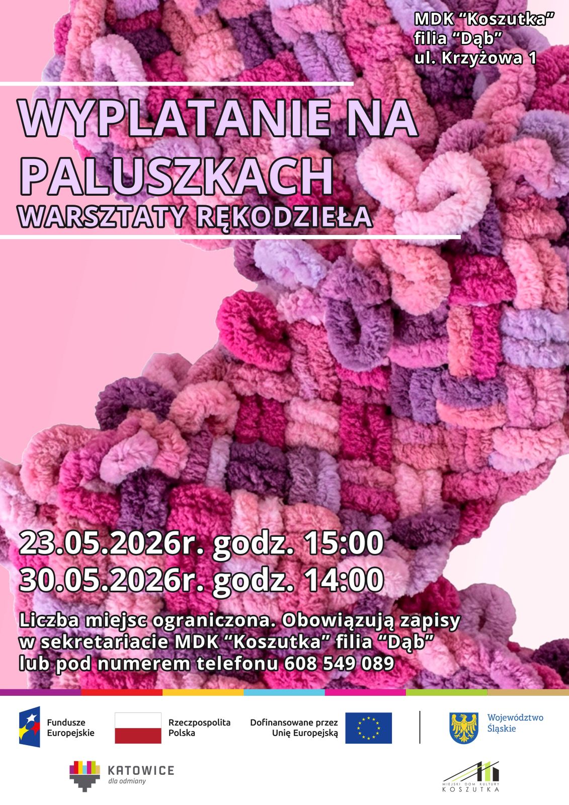 Plakat promujący warsztaty rękodzieła - wyplatanie na paluszkach. Plakat utrzymany w kolorach r&oacute;żowym i fioletowym z fragmentem rob&oacute;tki wykonanej puszystą kolorową wł&oacute;czką